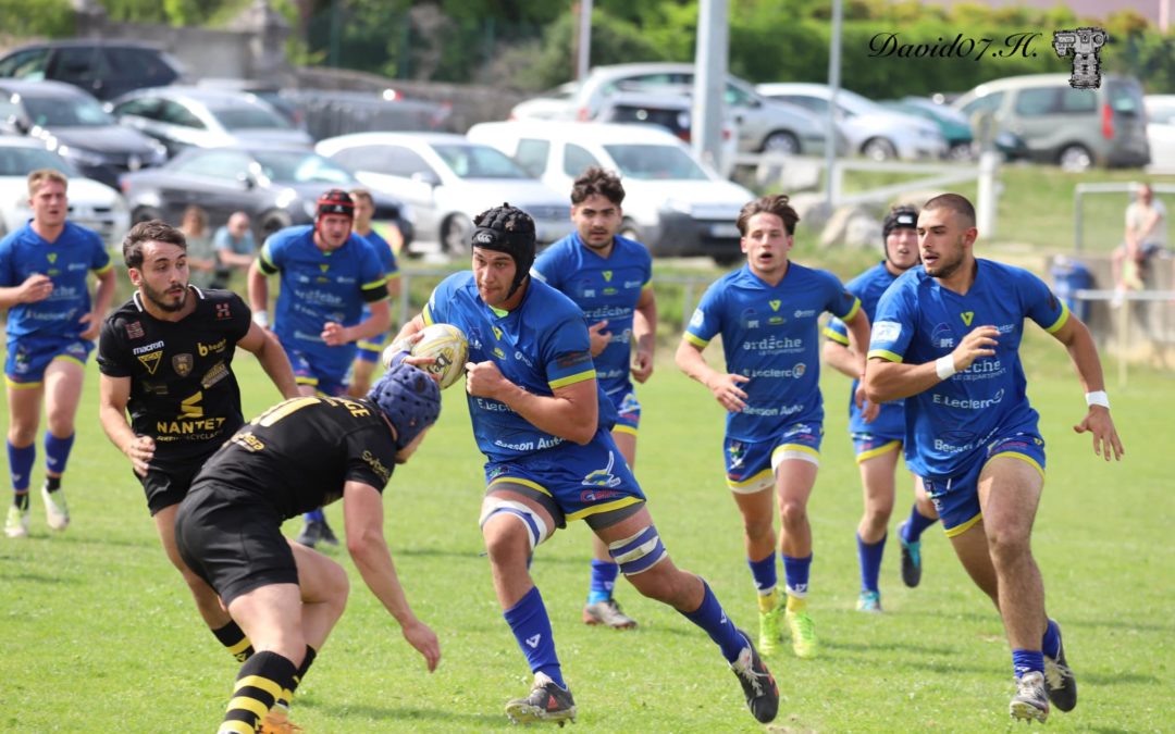 UN JAUNE ET BLEU EN BLEU, BLANC, ROUGE